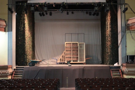 cenário do espectáculo "As Orações de Mansata" montado no palco do Nacional Cine-Teatro (foto: Eduardo Pinto)